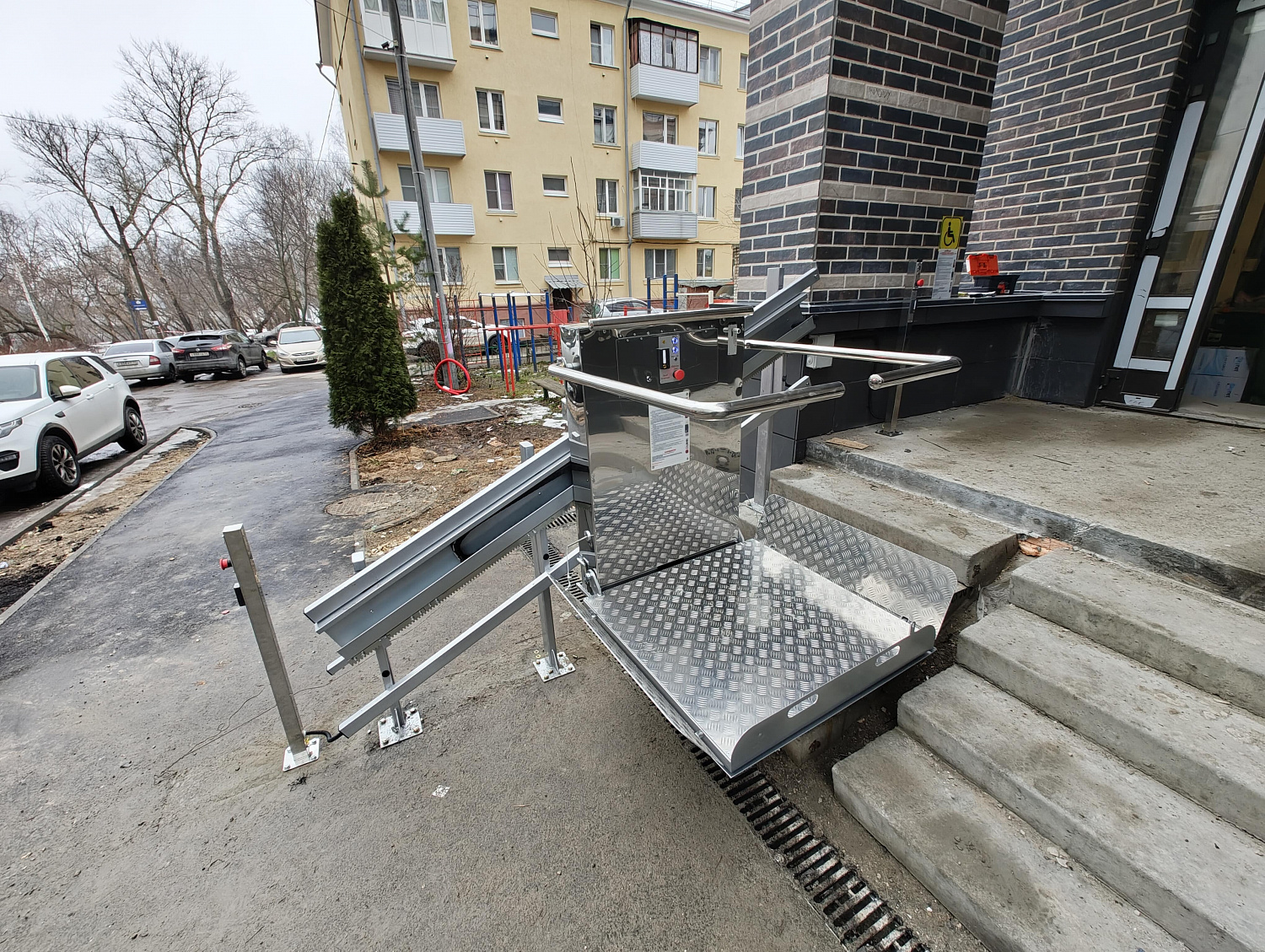 Установка наклонной подъёмной платформы РПМ-02 на улице Соревнования, 1к1, Нижний Новгород